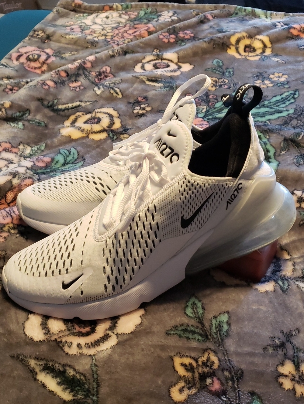 Like New! Nike White and Black Air Max 270 Sneakers